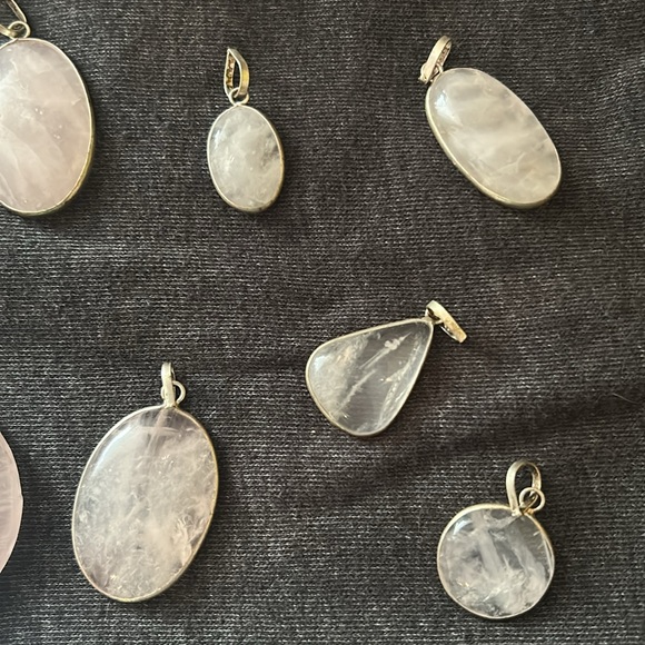Lot of varying sized rose quart pendants slight damage - Picture 6 of 6